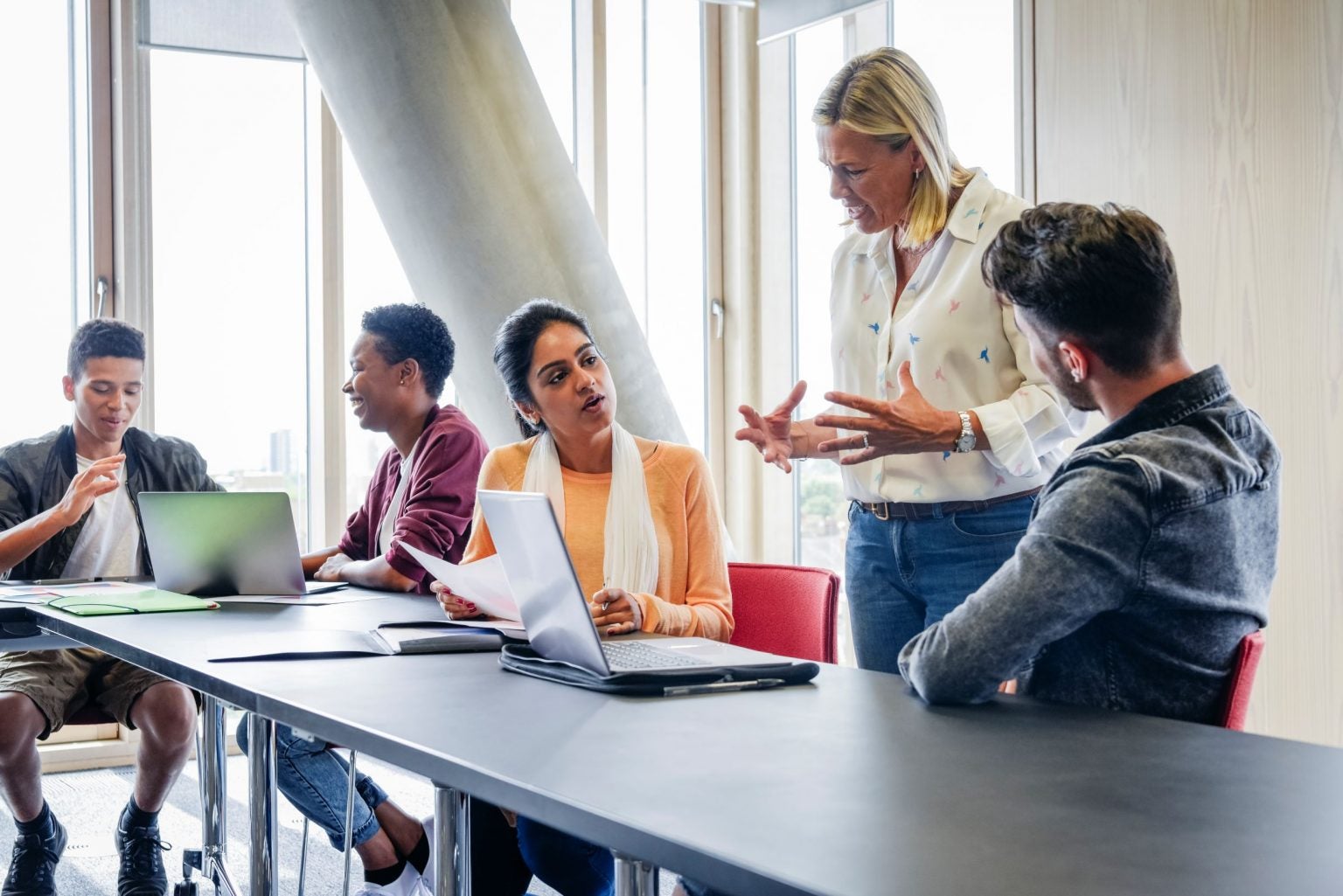 Discussion through. Деловое совещание. Общение в офисе. Переговоры в офисе. Совещание.